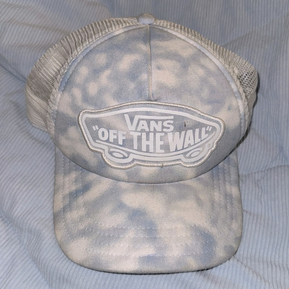 Women’s blue and white tie-dye trucker snap back